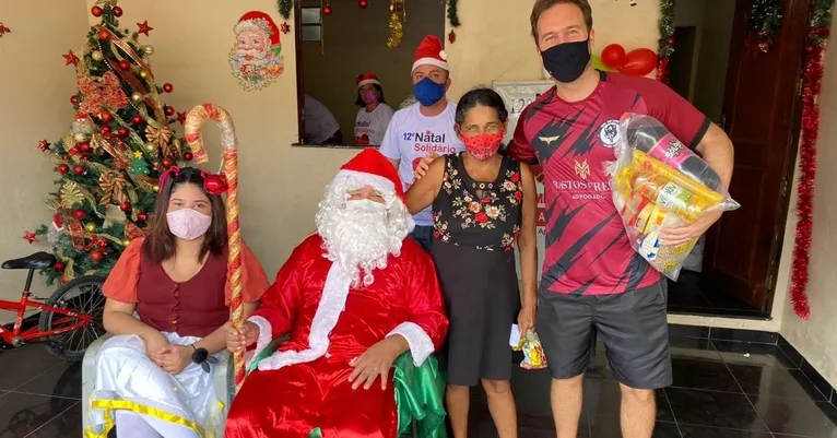 Na foto, dona Graça participando da 12ª edição do natal solidário realizado pelos "Amigos da 41"