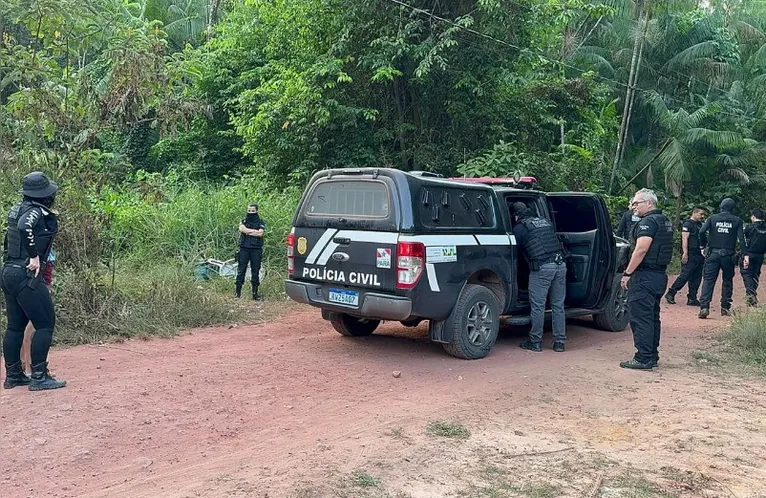 Além do líder da facção, mais duas pessoas foram presas em flagrante por tráfico de drogas e associação para o tráfico.