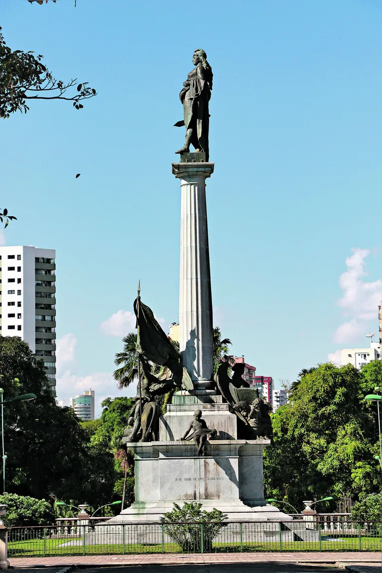 Monumento localizado na Praça da República, em Belém, representa a transição política