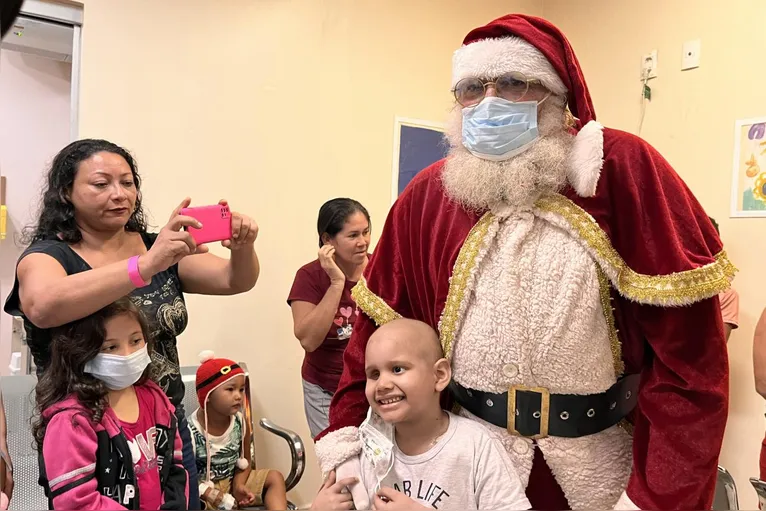 Muitas crianças puderam tirar fotos e ganhar presentes do bom velhinho.