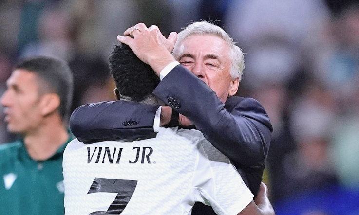 Vinícius virou um "filho" para Carlo Ancelotti, que por curiosidade era o técnico de Kaká na época que o brasileiro foi o melhor do mundo