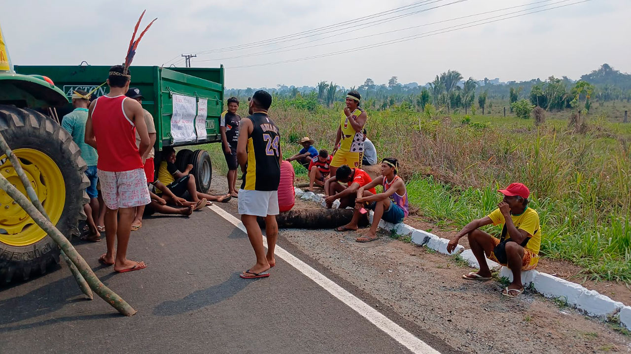 O protesto, iniciado por volta das 7h30, interrompeu o tráfego em ambos os sentidos da rodovia