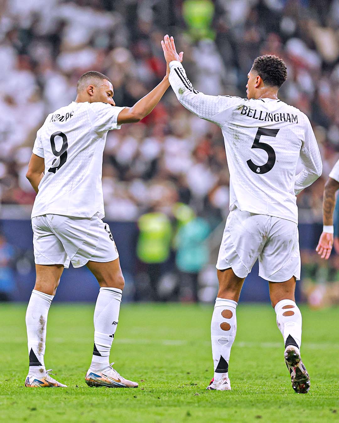 Mbappé e Bellingham comemorando o primeiro gol do Real