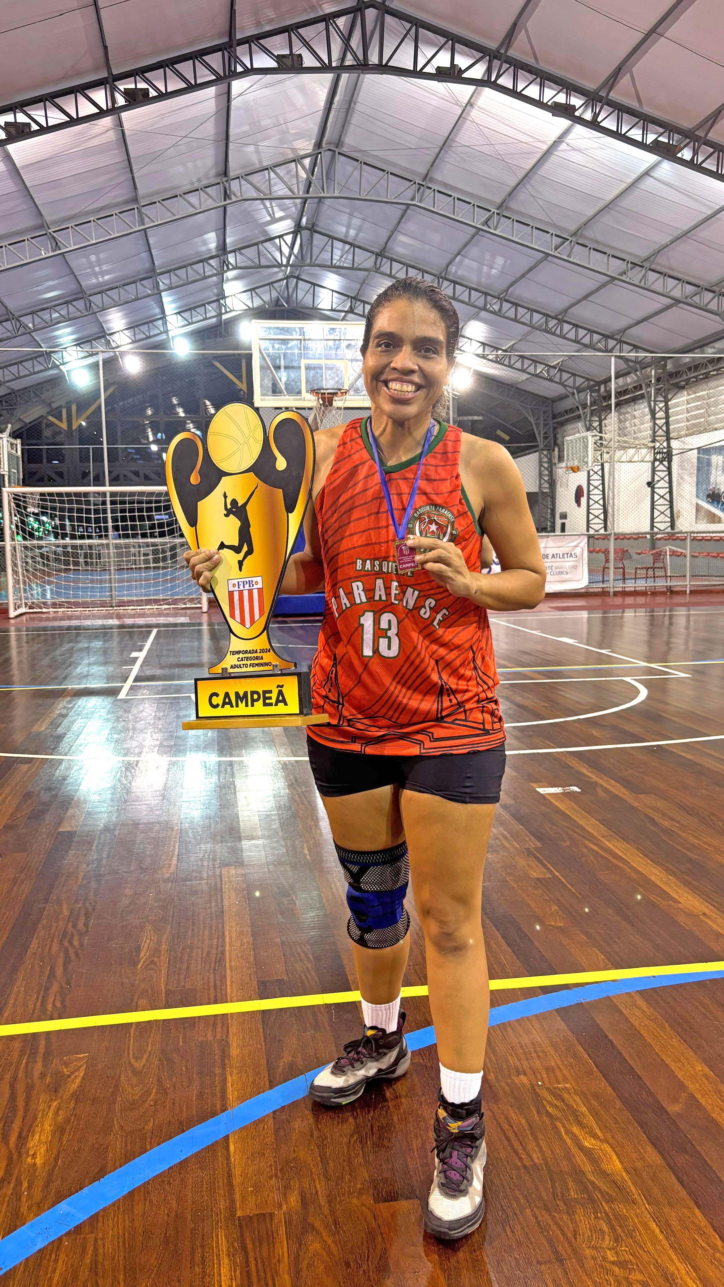 Paula Moraes exibe troféu e medalha do título