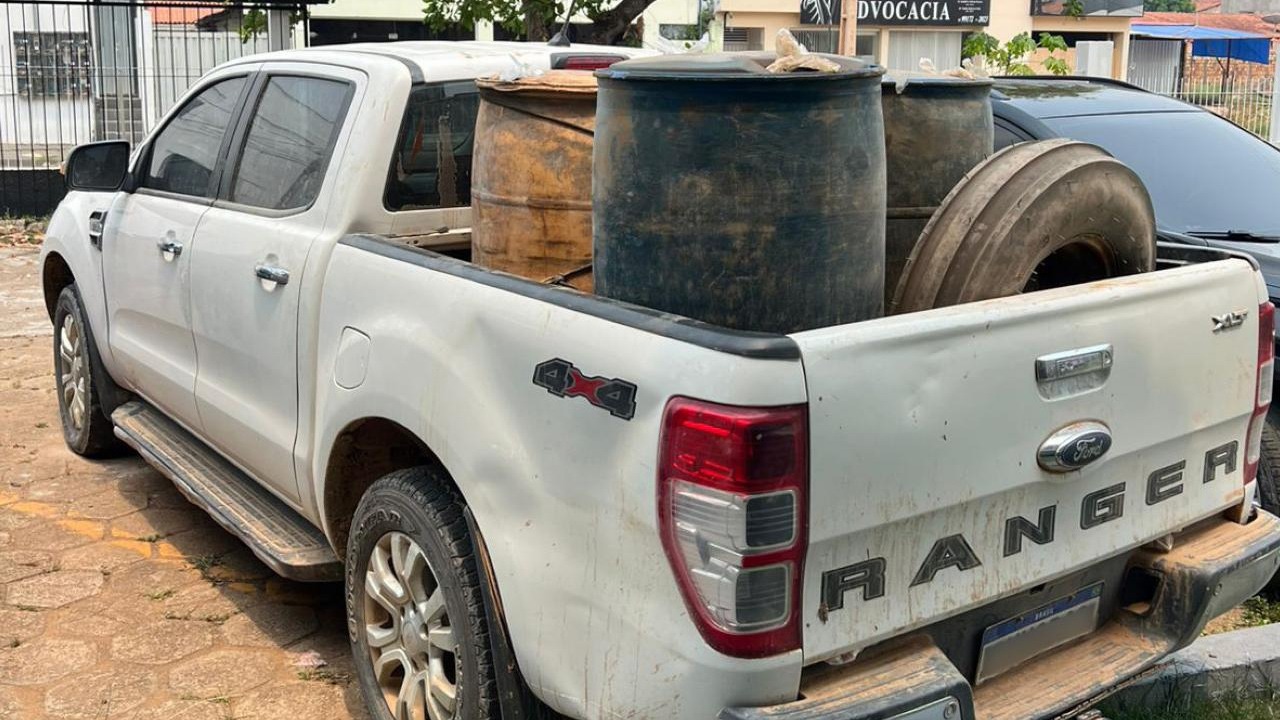 Durante a ação, foi apreendida uma caminhonete do tipo Ranger, quatro galões contendo 200 ml de combustível que estavam sendo utilizados no ato criminoso