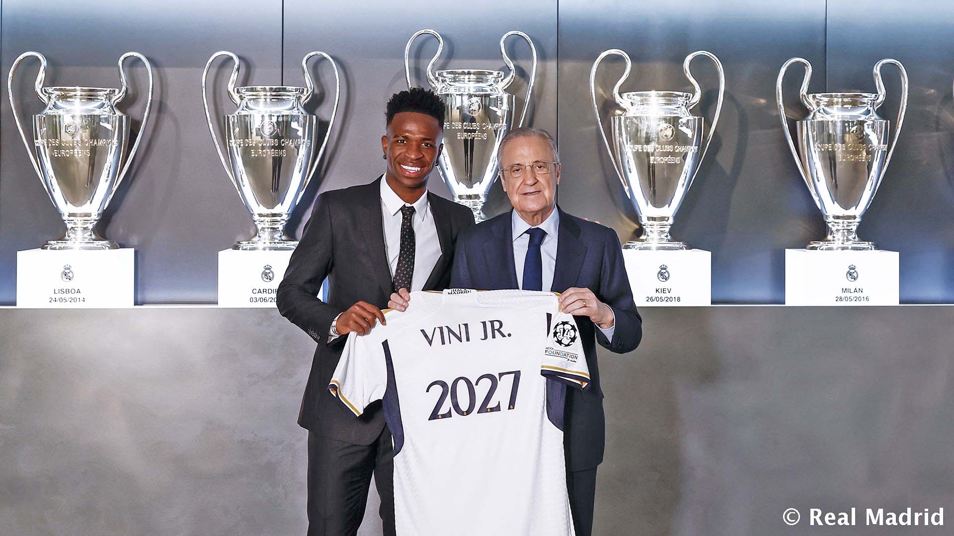 Vini Jr ao lado de Florentino Pérez, presidente do Real Madrid, clube que possui contrato até 2027