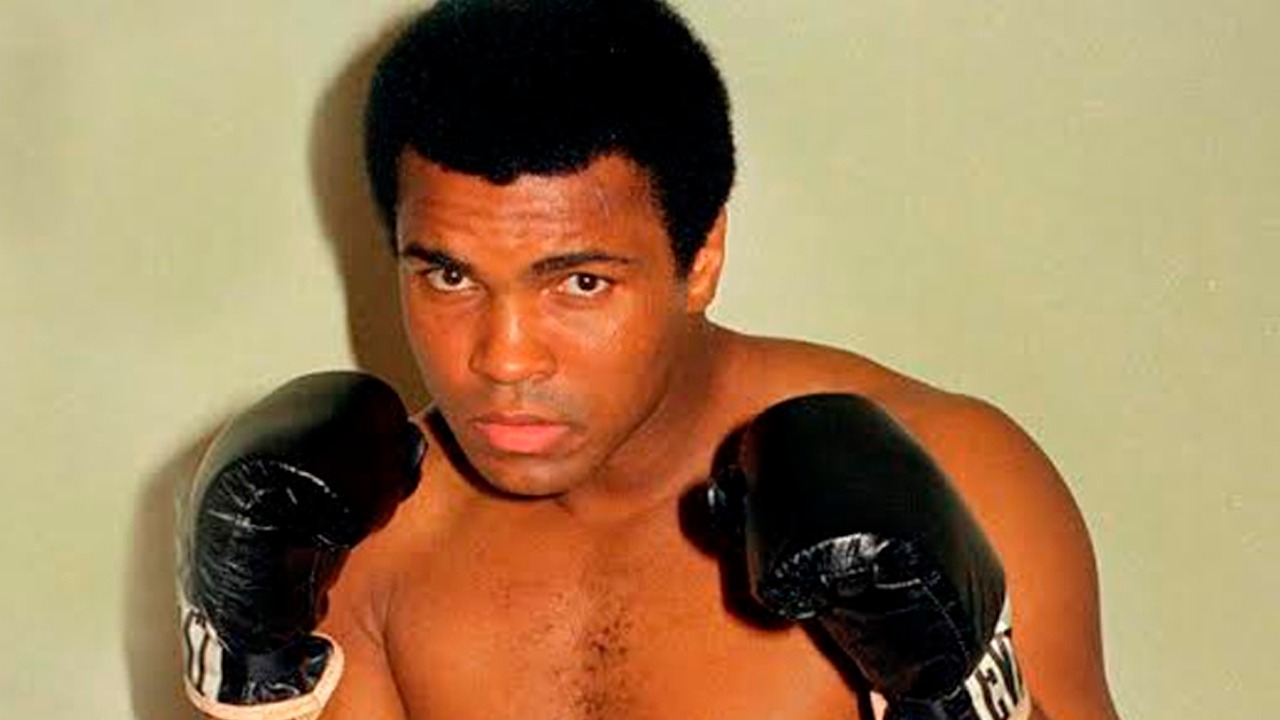 Muhammad Ali foi sofreu com a doença de Parkinson por mais de 30 anos. A doença era associada aos vários traumas sofridos na cabeça durante as lutas. O ex-lutador morreu em 2016.