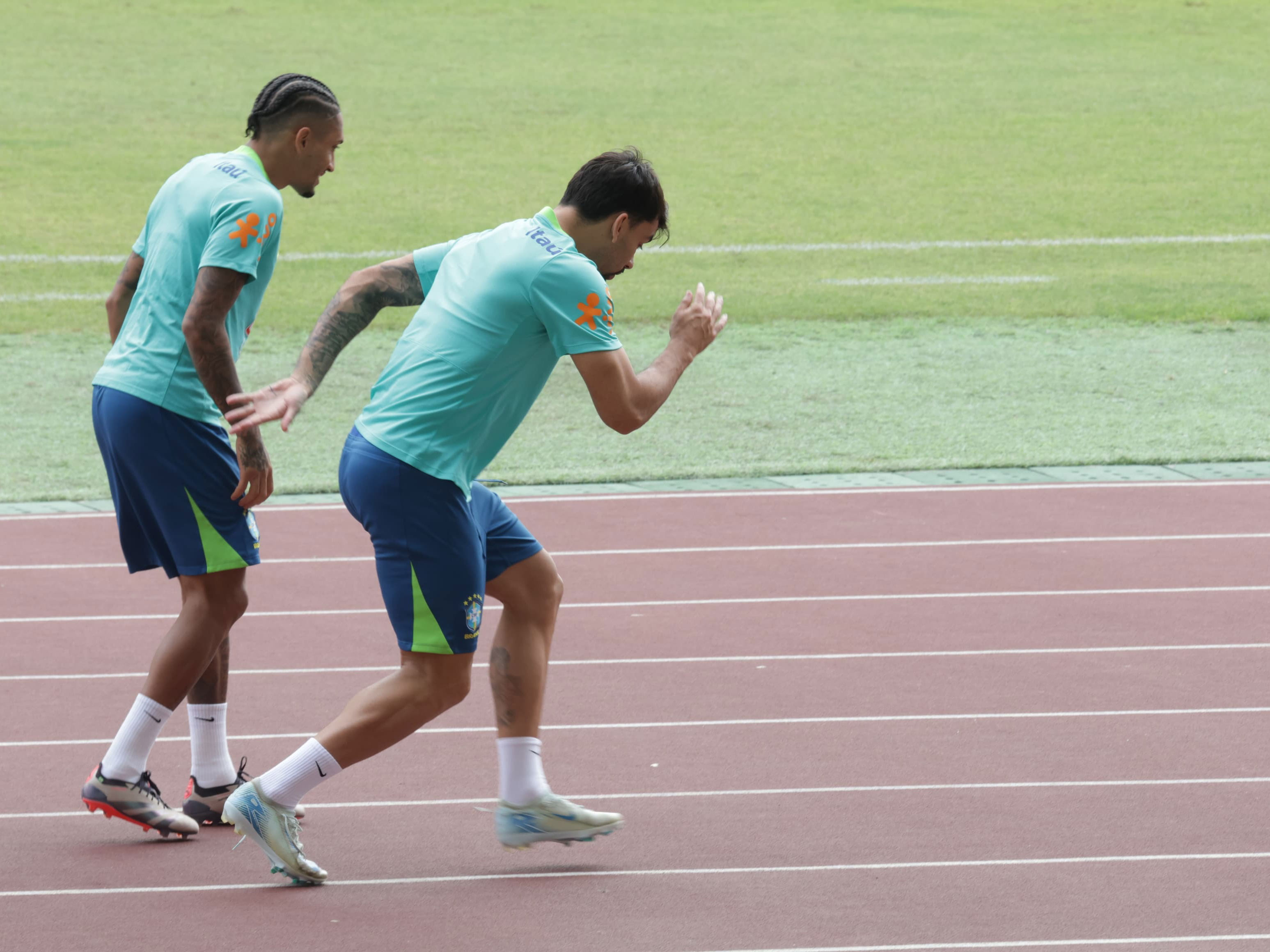 Raphinha e Lucas Paquetá durante aquecimento para treino da Seleção desta quarta-feira (13), no Mangueirão.