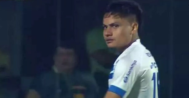 Encarada de Esli Garcia na direção de Hélio dos Anjos, durante o jogo contra o Goiás. repercutiu na torcida bicolor, que se posicionou contra o treinador.