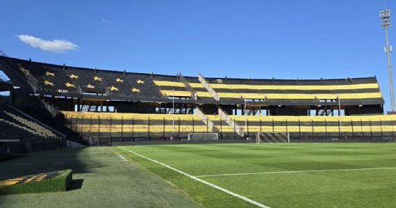 Grandes que separam a torcida visitante dos torcedores locais foram reforçadas pela administração do estádio do Peñarol.