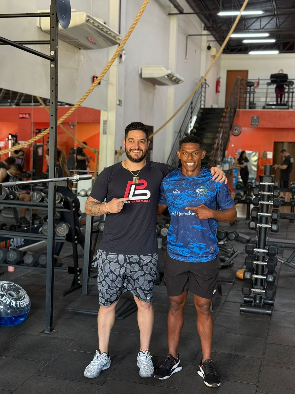 O atacante Marcelinho (à direita) acompanhado do seu personal trainer (à esquerda)