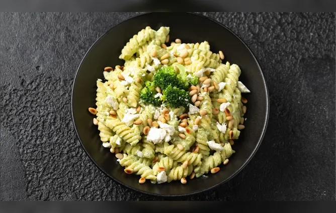 Seu sabor é levemente adocicado, com uma textura crocante e uma nota picante sutil, o que o torna um ingrediente fundamental em diversas cozinhas.