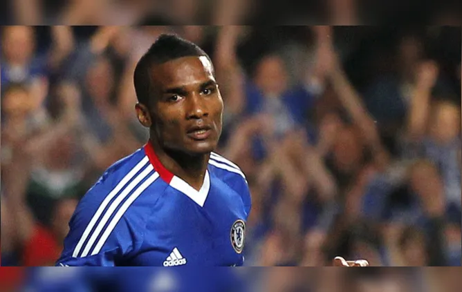 Florent Malouda em ação pelo Chelsea, na temporada 2012/13.