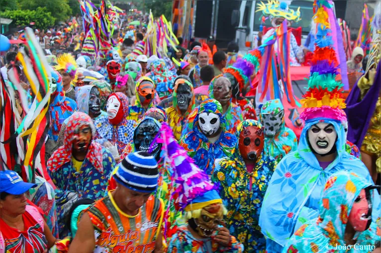 Festa do Mascarado Fobó, em Óbidos, é um dos melhores carnavais de rua da Amazônia