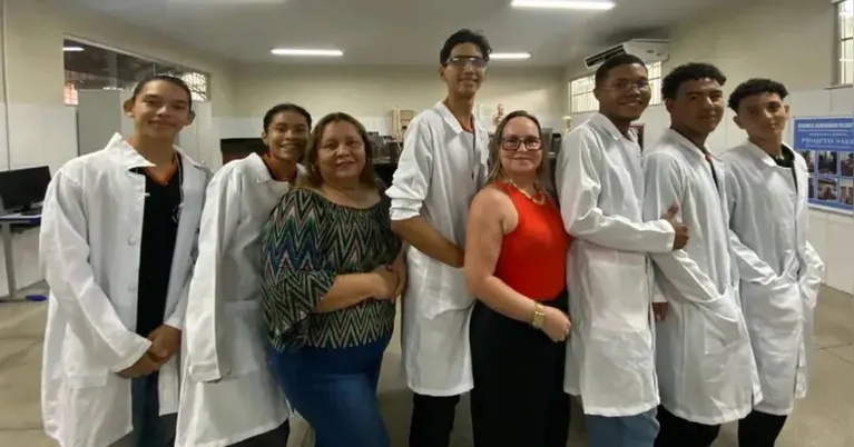 A diretora Rosiana Garcia, a professora Luciana Couto e alguns dos estudante da Escola Estadual Aldebaro Klautau.