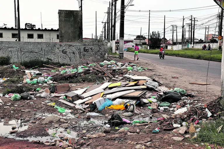 Moradores de Ananindeua relatam problemas graves com lixo acumulado nas ruas, afetando a saúde e o bem-estar da comunidade.