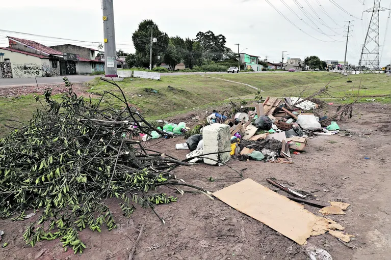 Moradores de Ananindeua relatam problemas graves com lixo acumulado nas ruas, afetando a saúde e o bem-estar da comunidade.