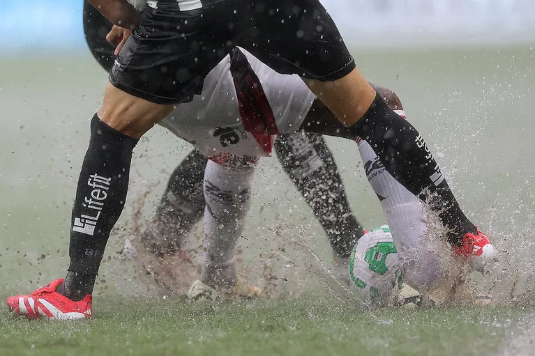 Partida entre Botafogo e Flamengo foi paralisada por conta da forte chuva