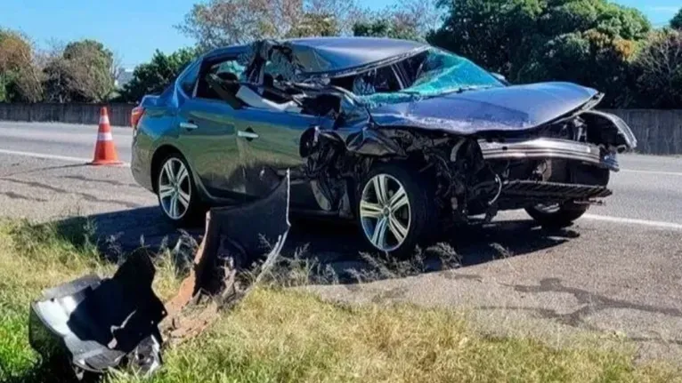 O carro em que o jogador estava ficou completamente destruído após colidir com uma carreta.