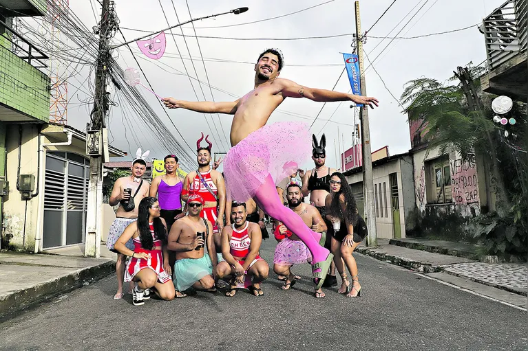 Com figurinos elaborados, eles se preparam com antecedência para curtir o Carnaval em clima irreverente.