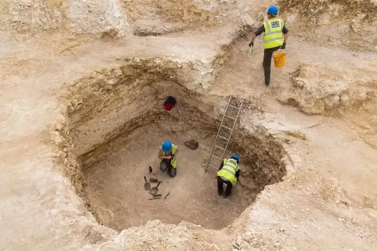 Pesquisadores encontraram milhares de ossos no grande poço