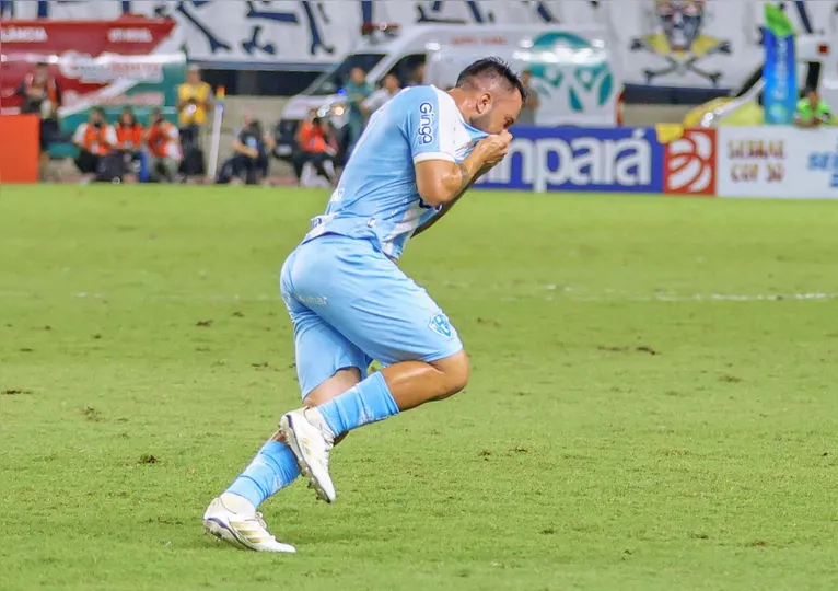 Giovanni beijando o escudo do Paysandu após o gol de empate