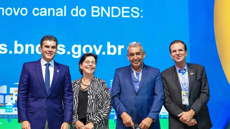 Helder Barbalho com líderes  municipais do Brasil