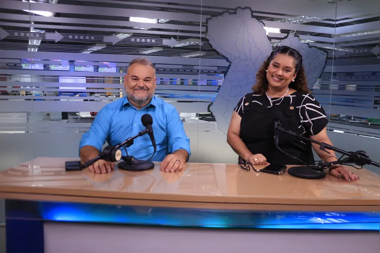 Márcio Neco, historiador e a jornalista Haynna Hálex no estúdio da RBA TV.