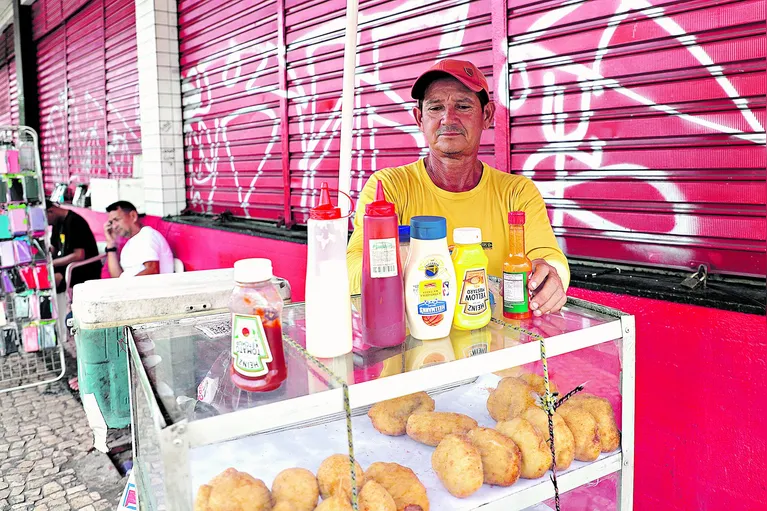 Ivanildo Lobato, 52 anos, trabalha há 20 anos e  busca atender a clientela em vários pontos da cidade