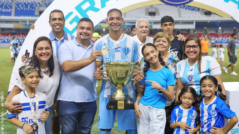 Cauã Libonati com a família após o título da Supercopa Grão-Pará