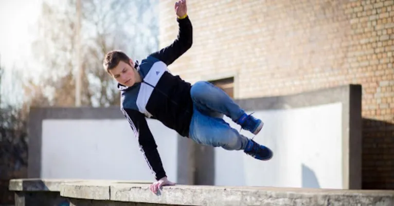 Embora perigoso, o Parkour é um esporte que demanda muita criatividade