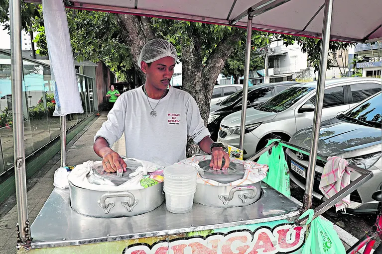 Matheus Nunes, 21, trabalha durante a semana com a comercialização de mingau de milho e de tapioca