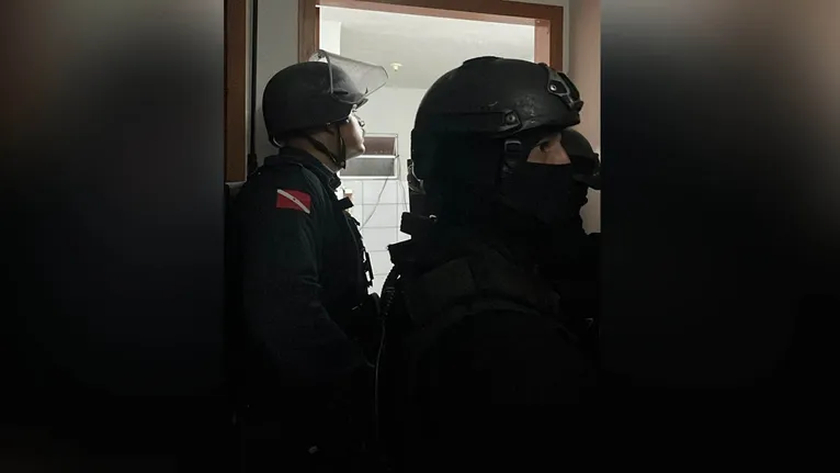 Policiais estão na porta do apartamento negociando com suspeito