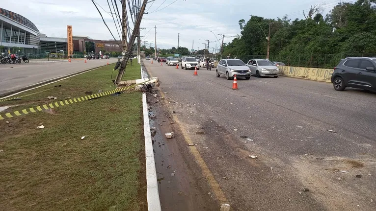 Poste tombado engarrafou o trânsito na área