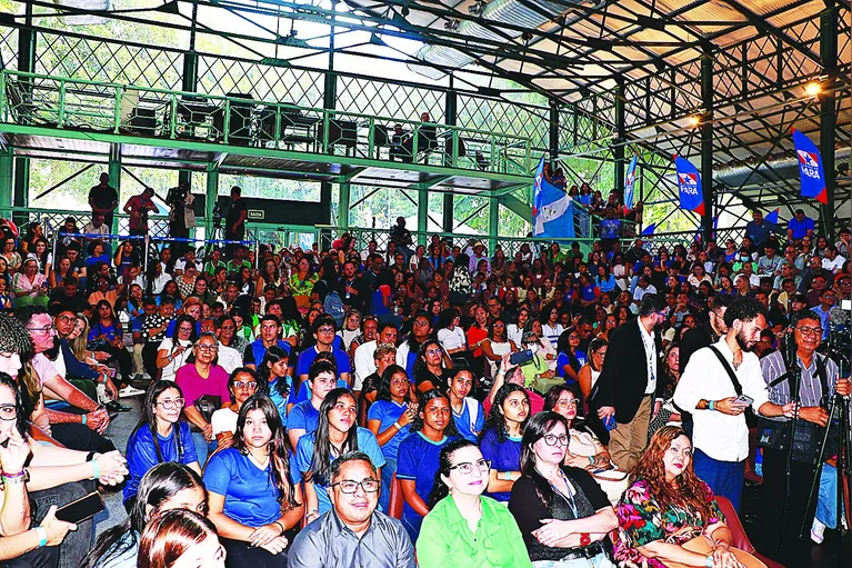 Ao todo serão entregues 920 carrinhos equipados com 36 mil chromebooks para todas as escolas estaduais