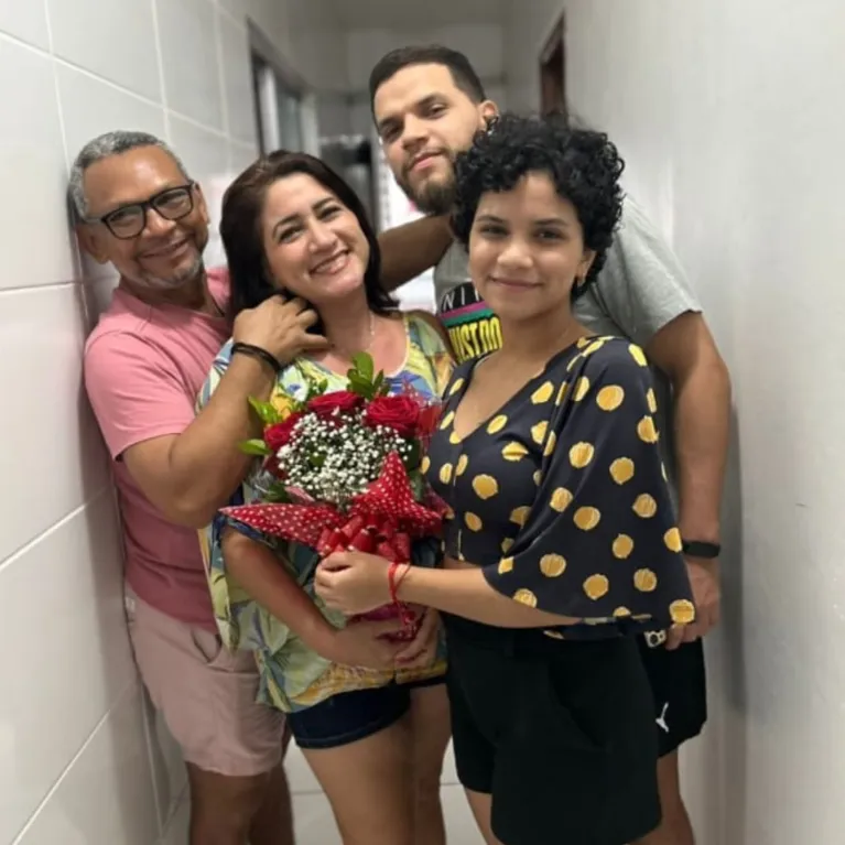 Letícia ao lado da mãe, Mariza, do pai, Nivaldo, e do irmão, Heitor.