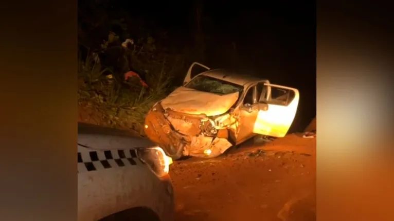 A suspeita é de que os criminosos tenham abandonado o veículo após o acidente e fugido para uma área de mata