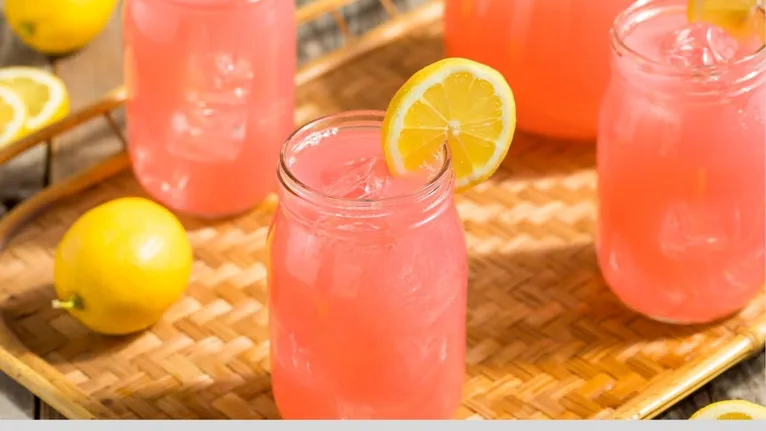 Pink lemonade (limonada com framboesa).