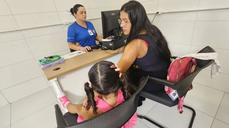 Enfermeira Ingryd Aquino em atendimento à pequena Maria Alice, acompanhada da mãe, Nivila Farias.