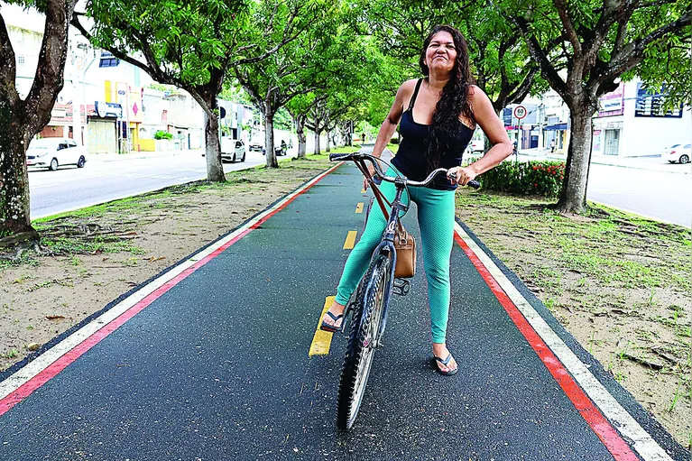 Andar de bicicleta traz benefícios para a sociedade, a saúde e o meio ambiente.