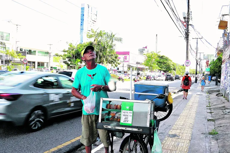 Luiz Guilherme Melo, 56, vende lanches pelas ruas há dez anos.