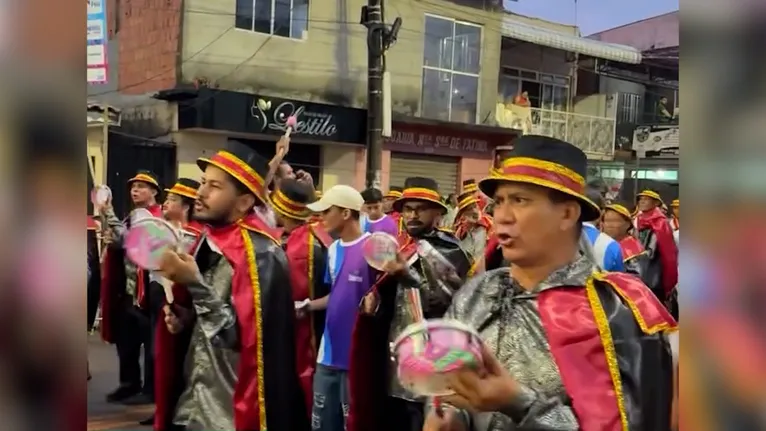 Cada escola levou para o desfile um enredo próprio, com alas coreografadas, fantasias deslumbrantes e carros alegóricos gigantes