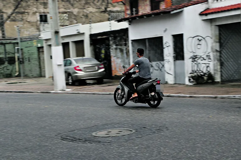 Motociclistas sem capacetes e caminhões estacionados na ciclovia foram as principais infrações registradas pela equipe do DIÁRIO DO PARÁ