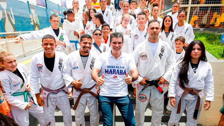 Governador Helder Barbalho e alunos de academia de Jiu-jitsu, modalidade presente também na Usina da Paz