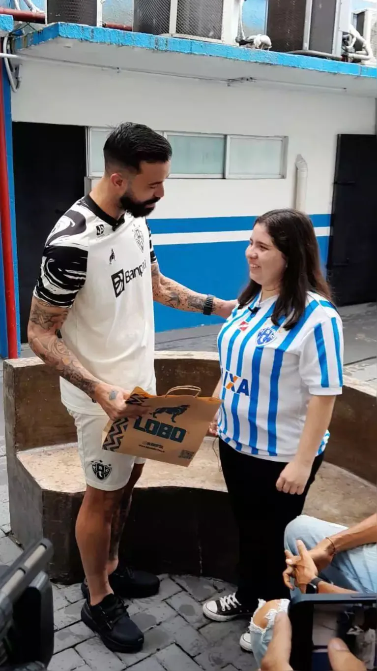 Vídeo: Paysandu faz homenagem para torcedora deficiente visual