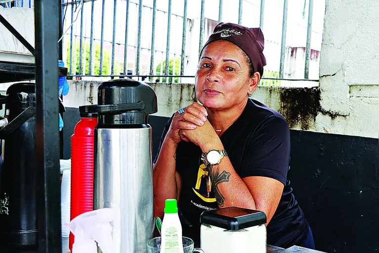 A autônoma Kelly Silva, de 52 anos, trabalha há 10 anos com a venda de café da manhã na travessa Perebebuí com a avenida Almirante Barroso.