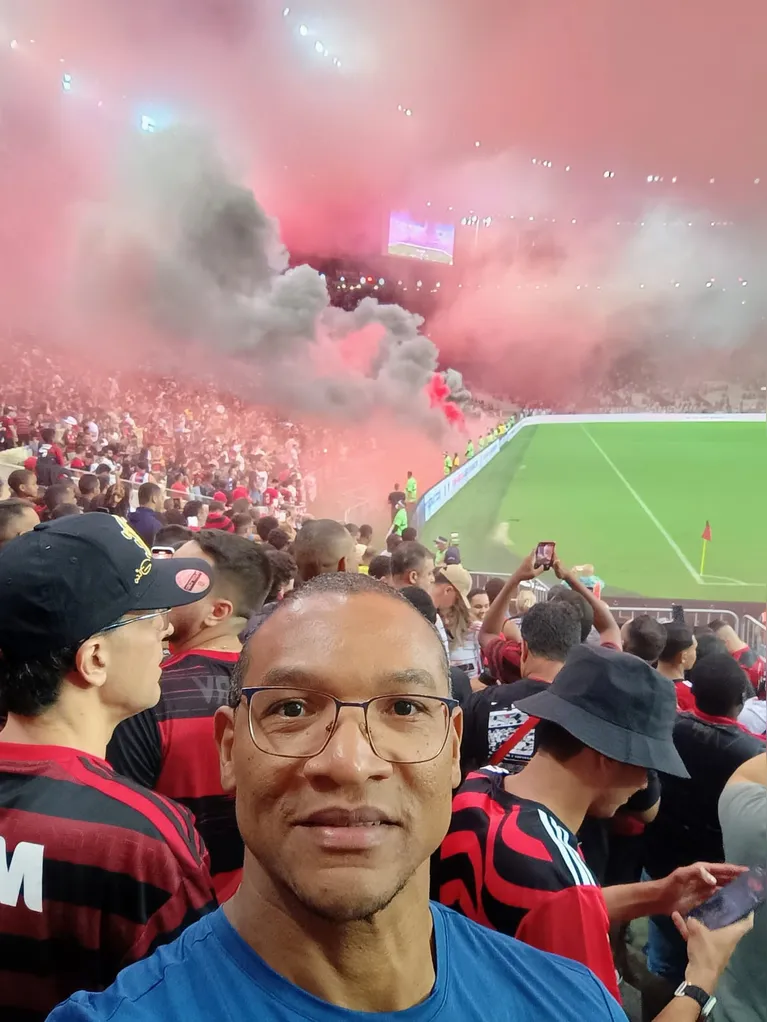 Emeson acompanhando o Flamengo no Maracanã