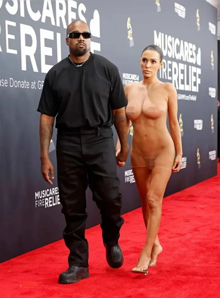 Namorada de Kanye West surge nua em cerimônia do Grammy 2025