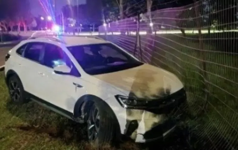 Shara foi autuada por embriaguez ao volante e por conduzir sem habilitação, crimes que agora podem resultar em sérias consequências jurídicas para a motorista