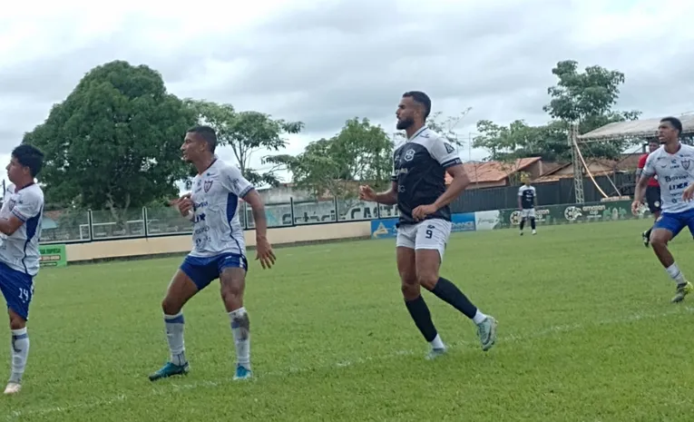 Peu até lutou e marcou dois gols contra o Águia, mas não evitou a derrota